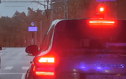 Водитель Porsche превысил скорость и попытался скрыться. В ходе погони травму получил полицейский (ВИДЕО)