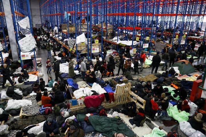 Мигранты в Белоруссии устроили митинг, требуя пропустить их в Евросоюз
