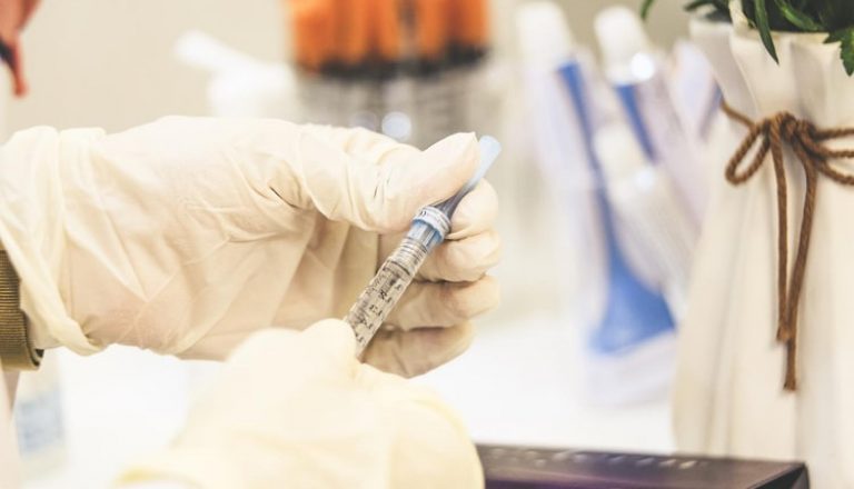 Бустерные вакцины от COVID-19 в первую очередь должны получить люди старше 40 лет