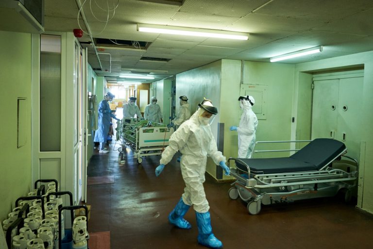 В Латвии выявлено 874 новых случая COVID, скончались 30 человек