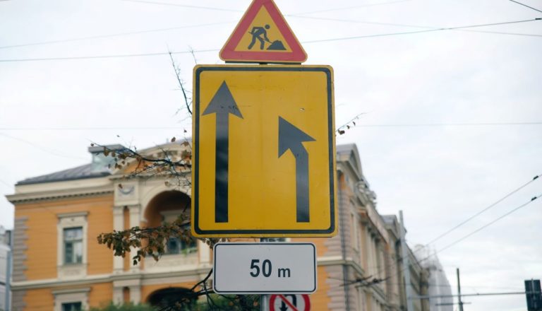 Почти на месяц ограничат движение у перекрестка Бергю и Упесциема