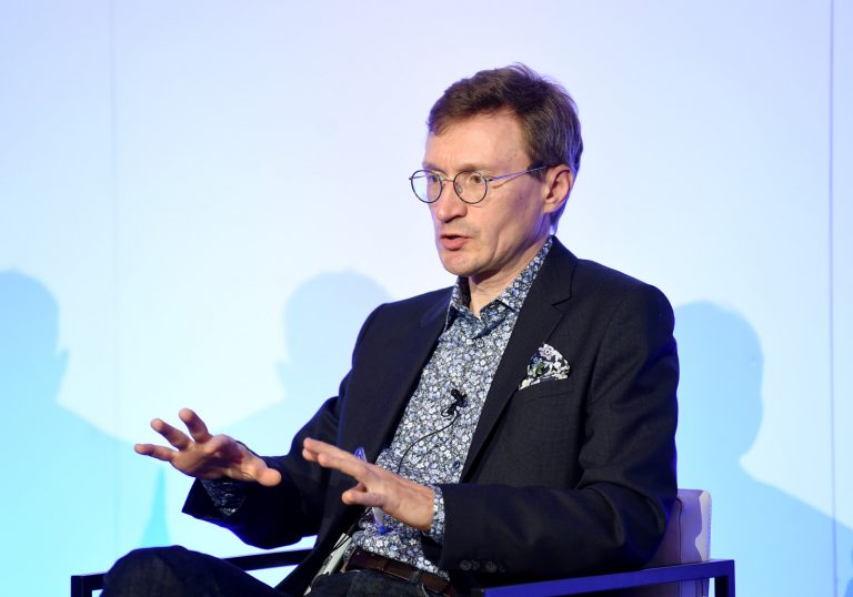 Социолог об экспресс-тестах: Латвия прыгает в неизвестность, где известно одно — будет скандал