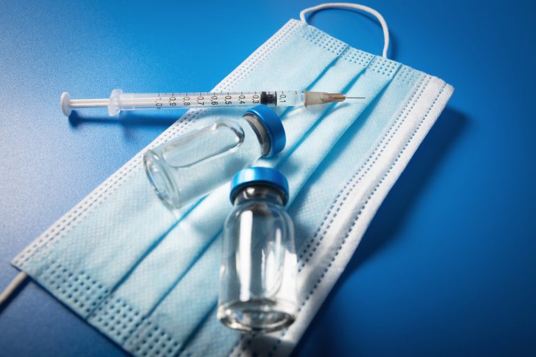 В микрорайонах Риги продолжится выездная вакцинация
