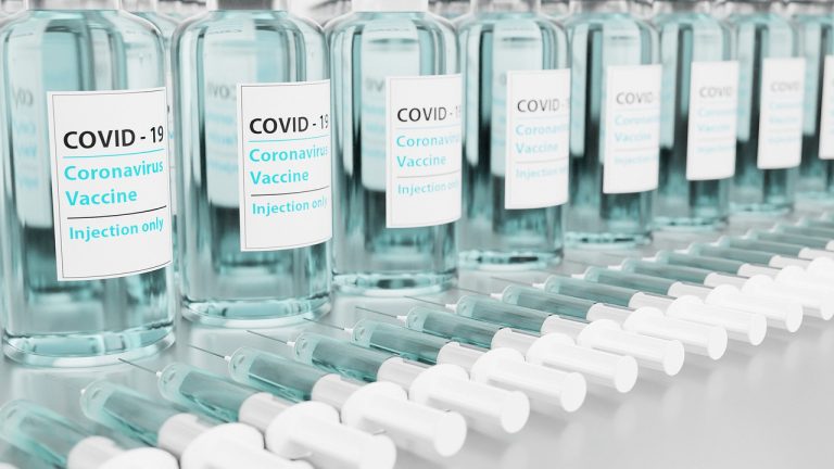 Темп вакцинации от COVID-19 существенно не меняется, но меньше людей приходят за первой прививкой
