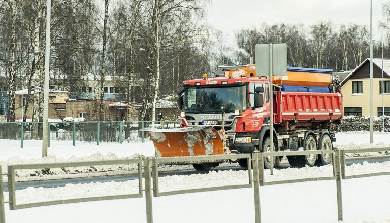 Из-за снега движение осложнено, практически, на всех дорогах Риги и Латвии
