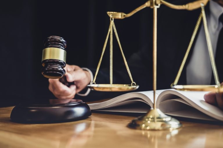 Число заявлений в суд несогласных с обязательной вакцинацией приближается к двумстам