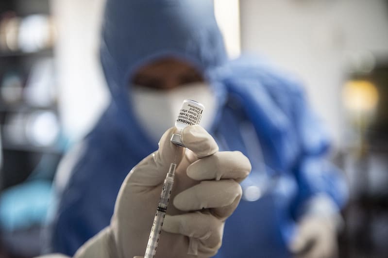 Европейский регулятор прокомментировал информацию о вакцине Pfizer — безопасна и эффективна