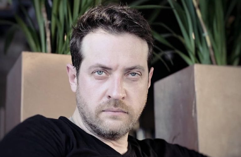 «Для отцов наступает время попозже»: актер о декретном отпуске, семье и работе