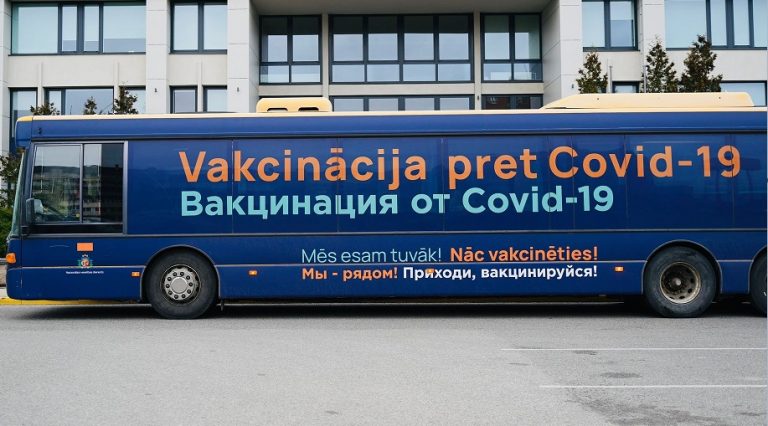 «Мы — рядом! Приходи и вакцинируйся!»: На улицы Даугавпилса и Резекне выехали спецавтобусы