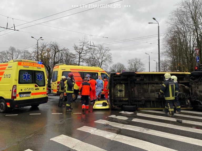 Стали известны подробности ДТП со «скорой» в Пардаугаве: в момент аварии бригада медиков везла пациента в больницу (ФОТО)