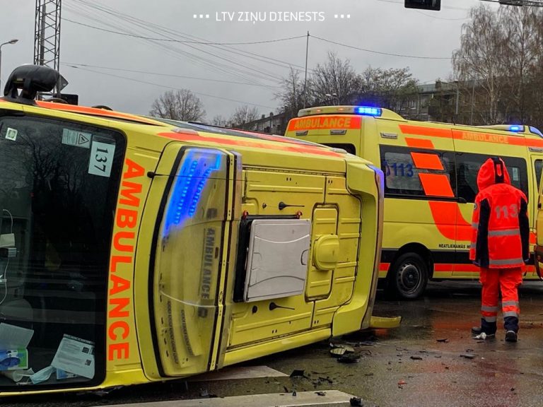 Автомобиль неотложной медицинской помощи попал в аварию возле ботанического сада, есть пострадавшие