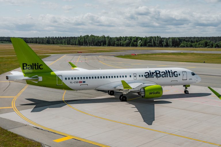 ВИДЕО: поврежденный молнией самолет airBaltic приземлился в аэропорту Таллина