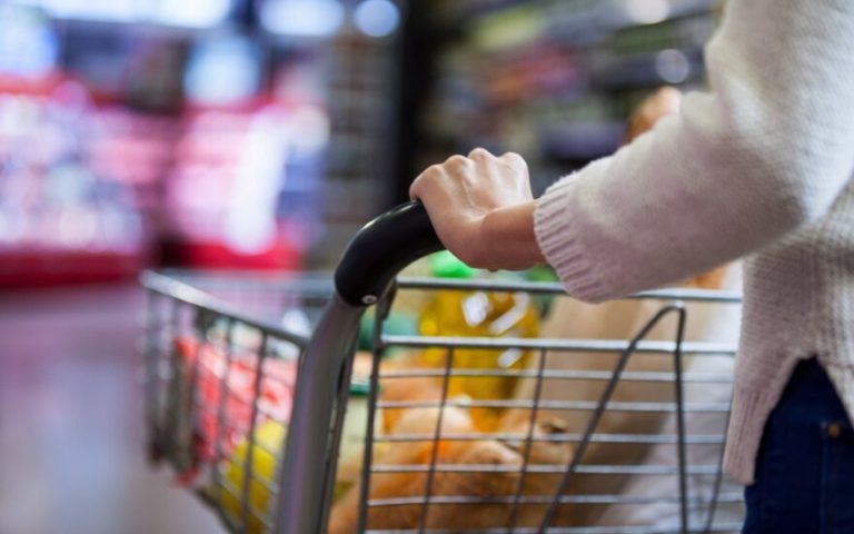 Латвийцы едут закупаться в литовские магазины — там менее строгие ограничения