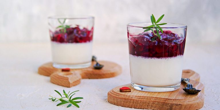 Готовим творожную панна котту с ягодным соусом: просто, вкусно, низкокалорийно!
