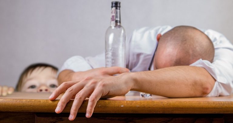 В Латвии начат сбор подписей за запрет продажи алкоголя после 20:00