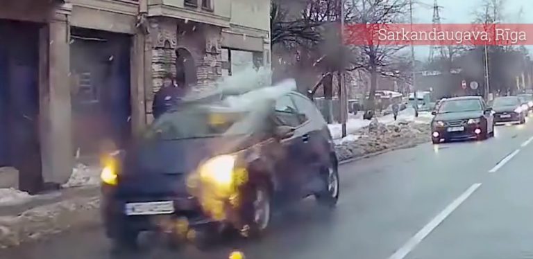 Скользкие тротуары и глыбы льда на крышах: в больницы доставлены 24 человека