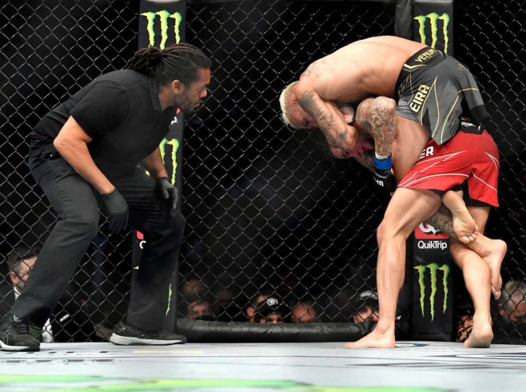 Оливейра «задушил» Порье и защитил титул UFC