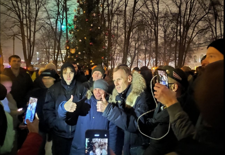 «Рододендрон» Гобземса в Риге, «бесполезные» тесты в аэропорту, бонусы за ревакцинацию и другие новости дня