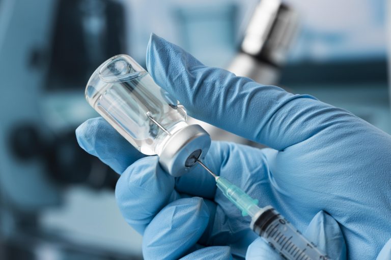 Эпидемиолог: Пора изменить понятие «полностью вакцинированный»