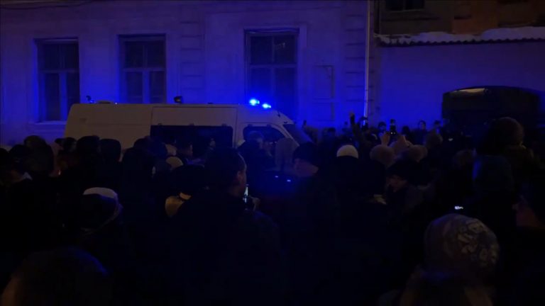 «Дайте народу говорить!»: сторонники Гобземса собрались у Рижского замка