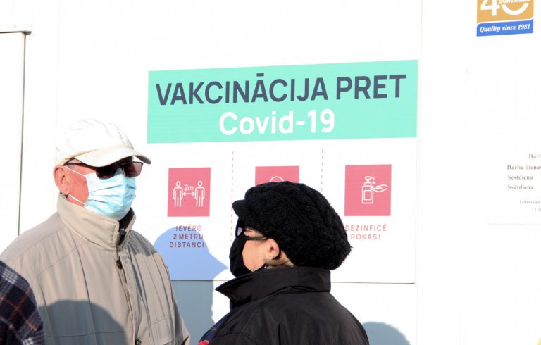 «Сделал бустер - получи купон в аптеку!»: Минздрав готовит новые бонусы для пожилых людей