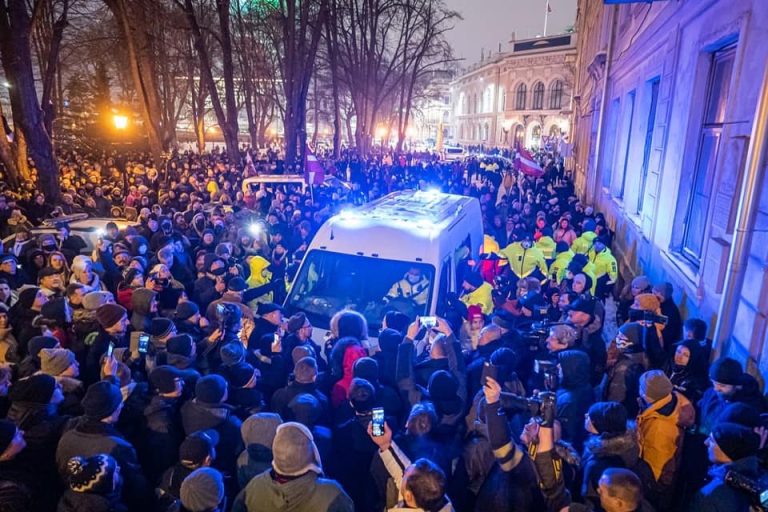За нарушения во время акции протеста у Рижского замка начаты 12 административных и четыре уголовных процесса