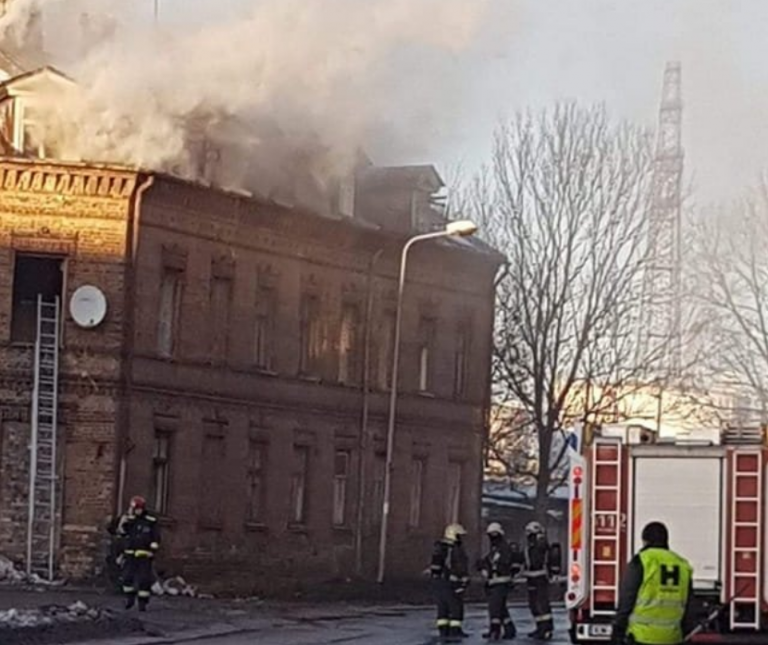 Пожар повышенной опасности возник в нежилом кирпичном доме на Саркандаугаве