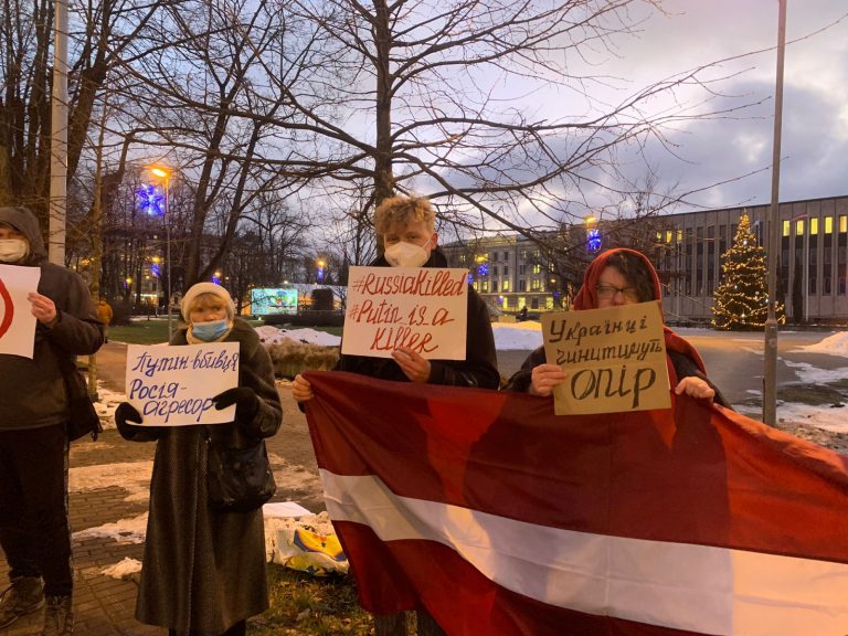 «Осуждаем военную угрозу!»: у посольства России состоялся пикет в поддержку Украины