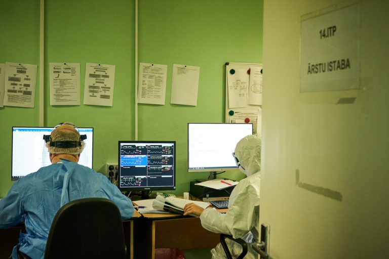 Количество новых случаев COVID-19 в Латвии выросло на 12,6%