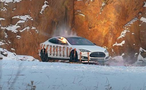 Финн разочаровался в автомобиле Tesla и взорвал его с манекеном Илона Маска