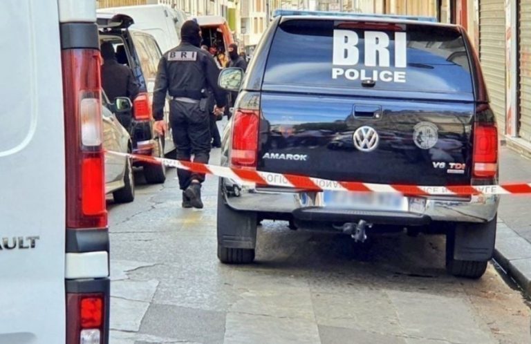 В Париже мужчина с ножом взял в заложники двух женщин