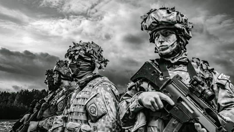 Военным разрешили применять оружие и в мирное время