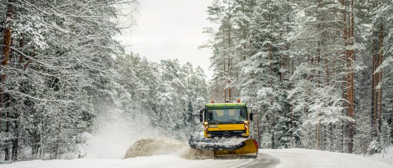 Латвийские дороги активно убирают от снега и наледи