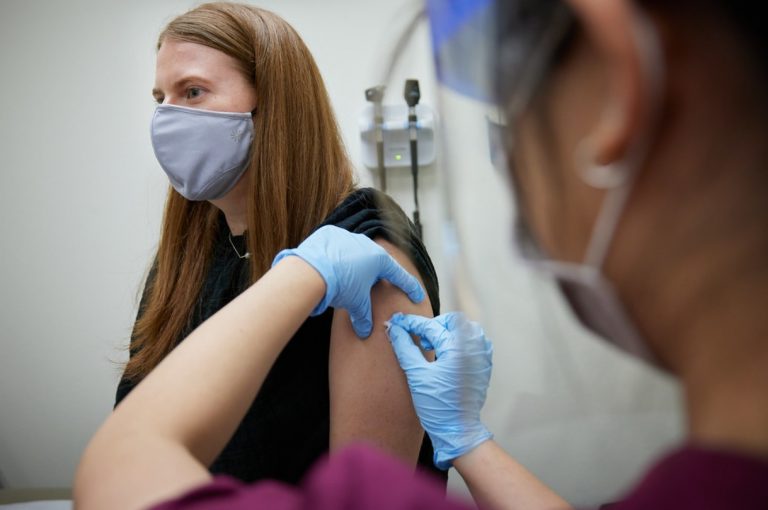 Охват 90% населения: Латвия составила план по вакцинации на следующий год