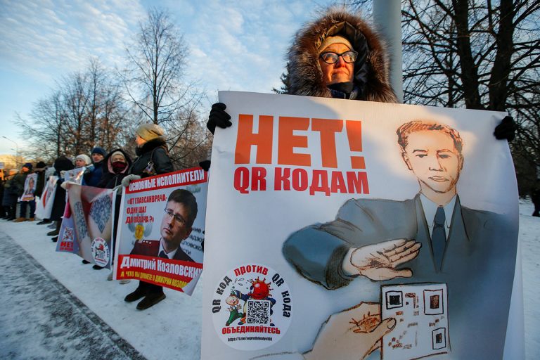 В России антипрививочники стали угрозой для миллионов. Почему они не верят в COVID