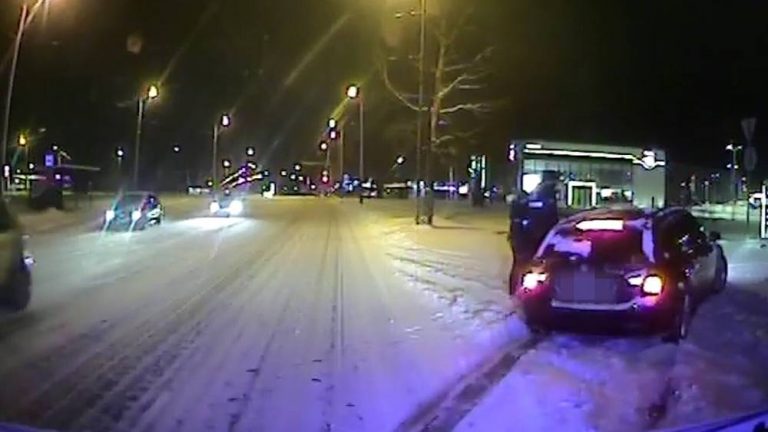 Пьяный водитель в Риге снес светофор и скрылся с места ДТП