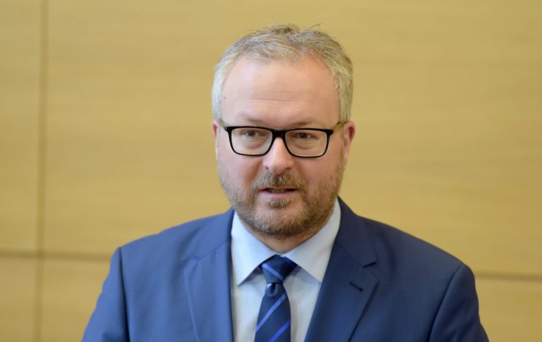 Муциньш: медики с тревогой восприняли ослабление ограничений