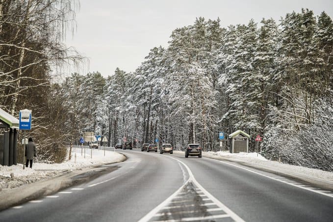 Из-за снега условия передвижения затруднены в Курземе и Видземе