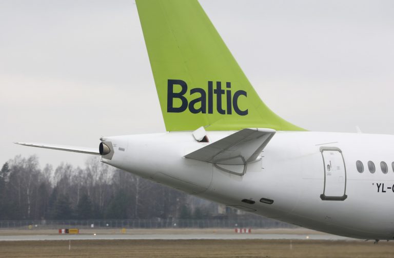 В Рижском аэропорту самолет airBaltic из-за плохой видимости съехал с маневровой дорожки