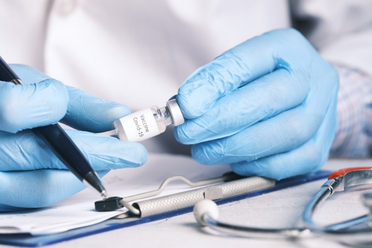 В Италии мужчина попытался получить инъекцию вакцины от COVID-19 в силиконовую руку