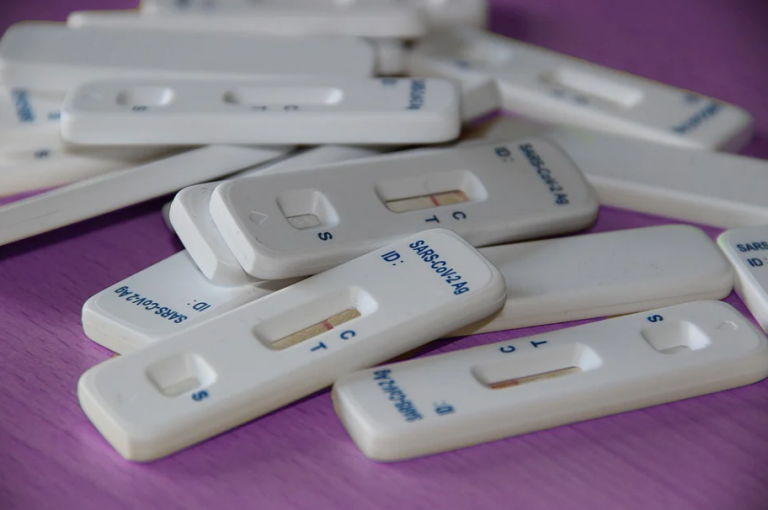 Работодатели могут тестировать сотрудников на COVID-19. Государство обещает компенсировать затраты