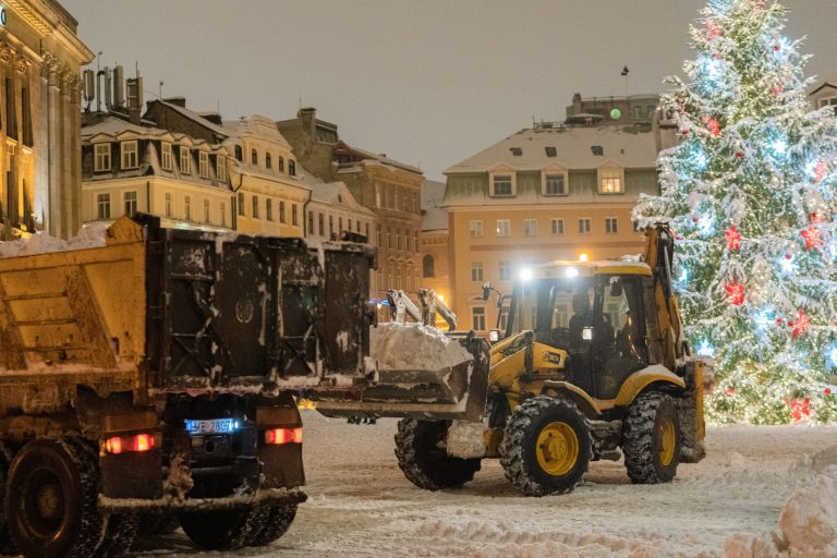 С улиц Риги вывезено более 120 грузовиков снега (ФОТО)