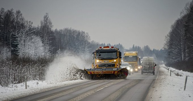 Снег и обледенение затрудняют передвижение в Курземе и Видземе