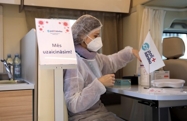 Вакцинация в контейнерах и расспросы о заболеваниях. А как же мороз и защита личных данных?