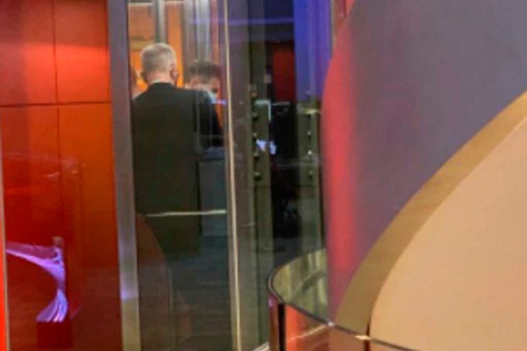 Британский министр застрял в лифте и опоздал на интервью BBC