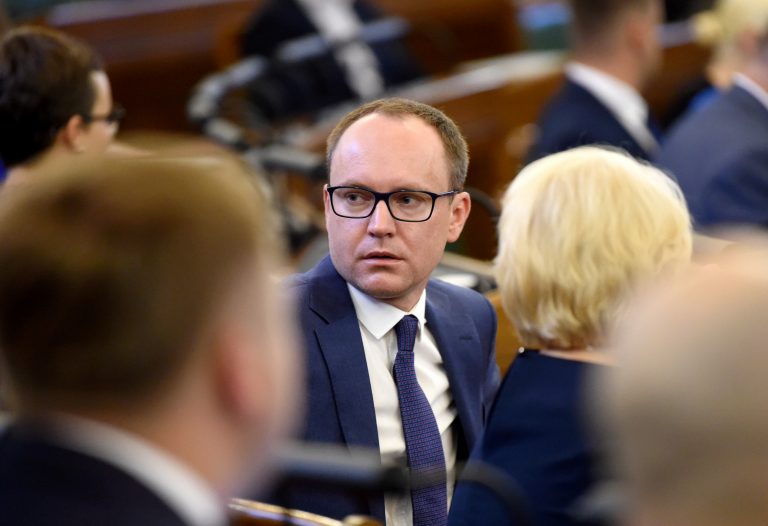 Политик Скриде не поддерживает «штрафной механизм» для обязательной вакцинации пожилых людей