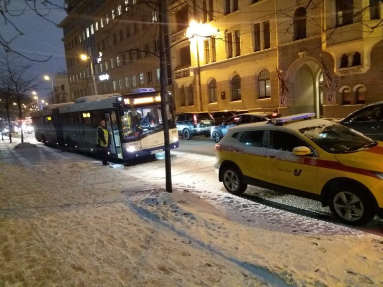 На улице Валдемара в Риге потерпел аварию автобус: движение транспорта затруднено