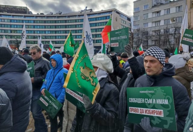 В столице Болгарии протестующие против зеленых сертификатов окружили парламент