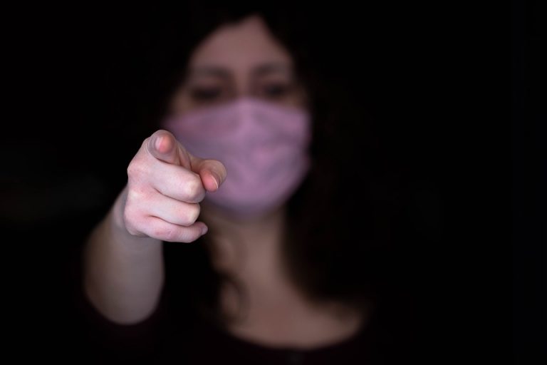 Сколько у тебя было масок с начала пандемии? Вот что ответили жители Латвии