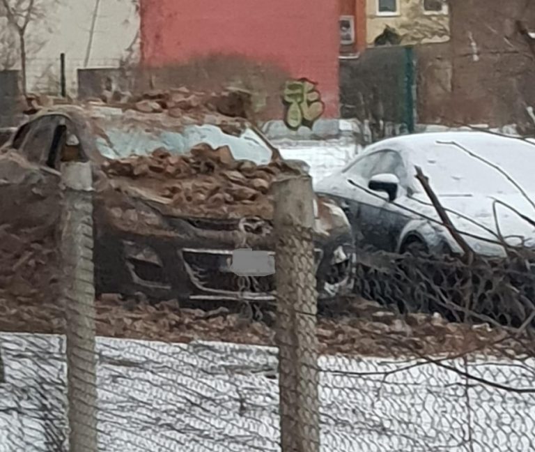 Ветер обрушил на машину часть кирпичной стены